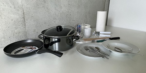 Ein Foto von den Inhalten des Starterpakets Nr. 2. Zu sehen sind unterschiedliche Küchenutensilien.