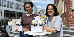 Foto: Stipendiatin und Stipendiat am Infostand auf dem Campus