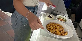 Foto: Bezahlen mit CampusCard an der Mensakasse
