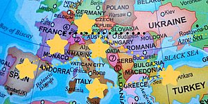 Grafik: Landkarte Europas mit Sternen auf Spanien, Frankreich, Oesterreich, Italien, Tuerkei und Deutschland