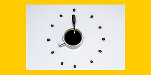Symbolgrafik: Uhr mit gelbem Hintergrund