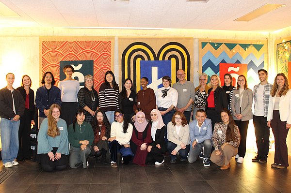 Gruppenfoto: Stipendiatinnen und Stipendiaten sowie Vertreterinnen und Vertreter fördernder Unternehmen und Studierendenwerk