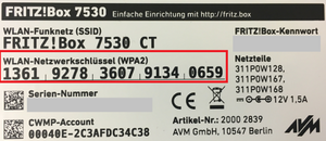 Produktaufkleber auf der Rückseite eines WLAN-Routers. Der WLAN-Netzwerkschlüssel ist farbig markiert.