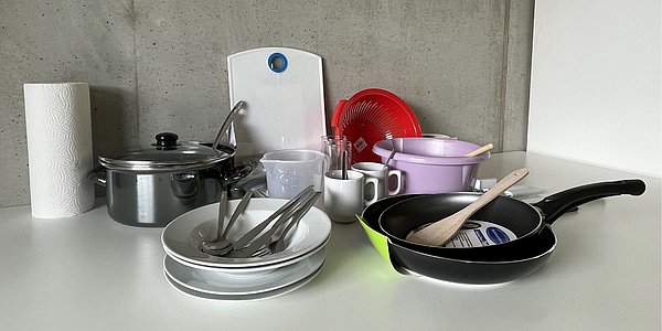 Ein Foto von den Inhalten des Starterpaktes Nr. 1. Zu sehen sind verschiedene Küchenutensilien.