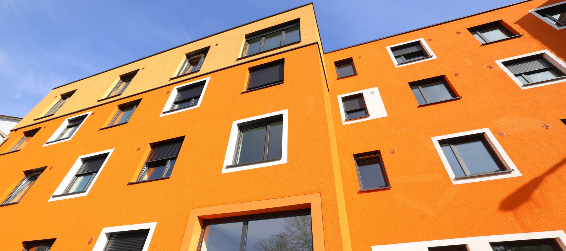 Blick an der Fassade entlang in den Himmel.