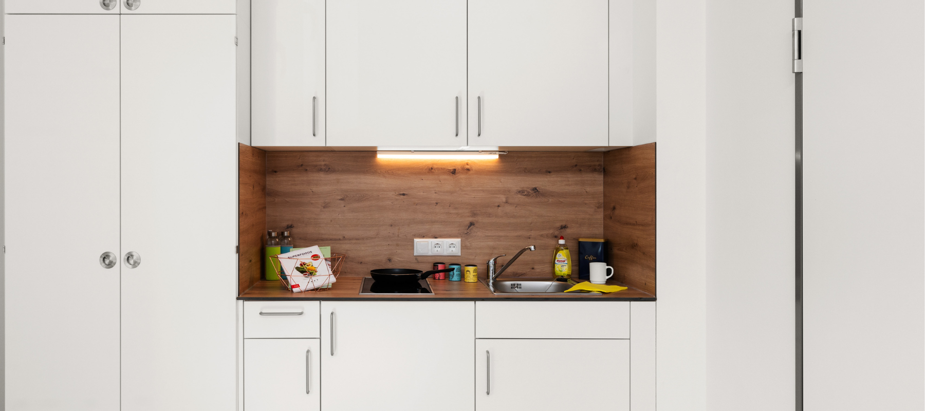 Küchenzeile eines Einzelapartments mit zwei Herdplatten und Spüle.