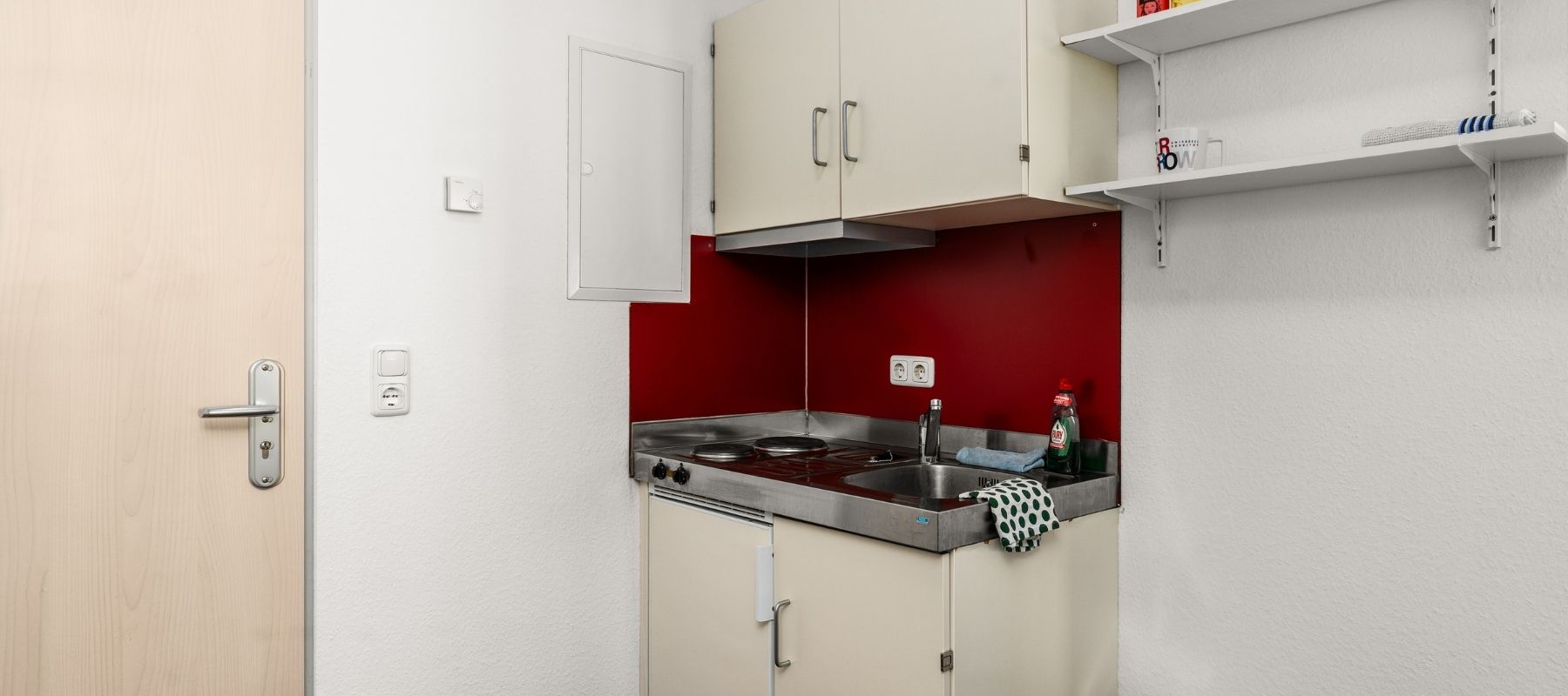 Foto von der Küchenzeile eines Doppelapartments.