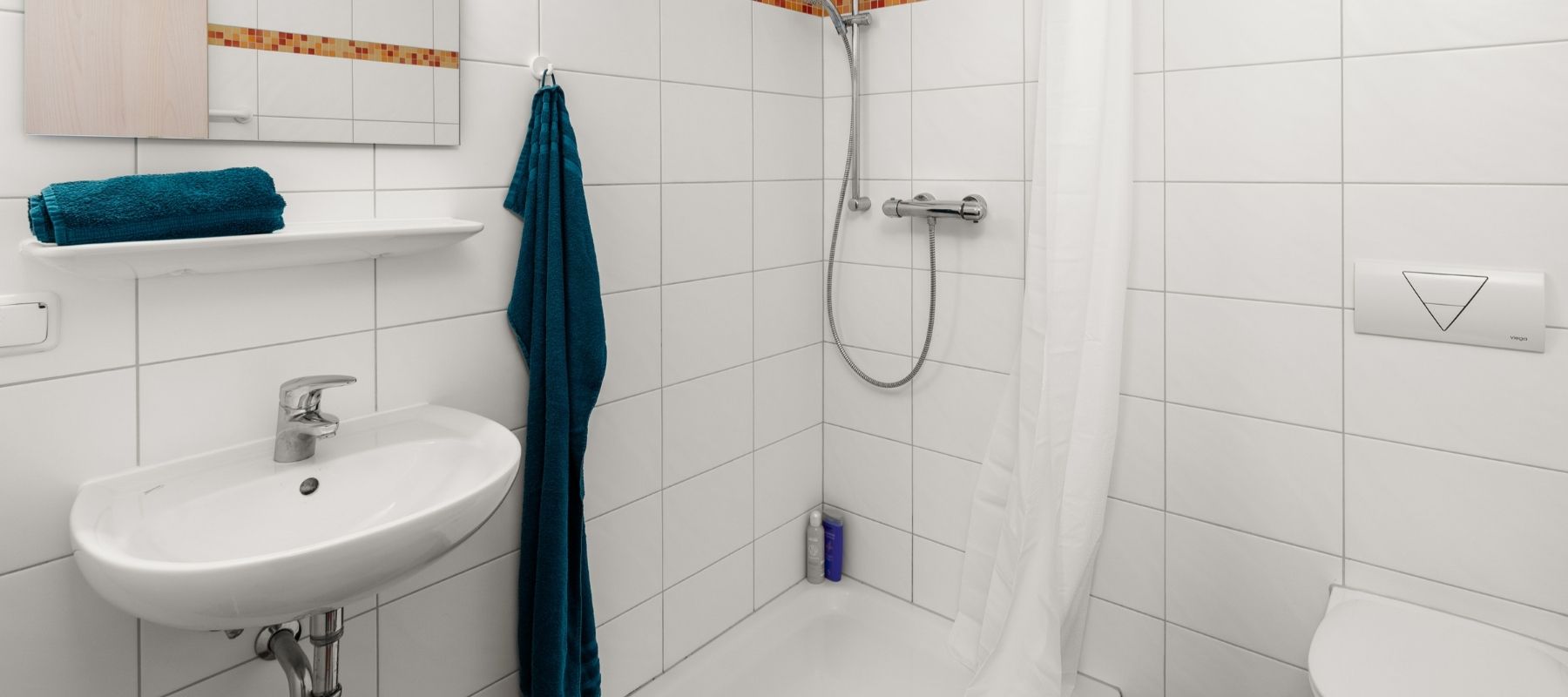 Foto vom Bad eines Doppelapartments.
