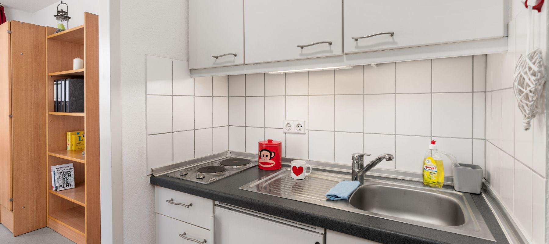 Foto von einer kleinen Küchenzeile in einem Einzelapartment.