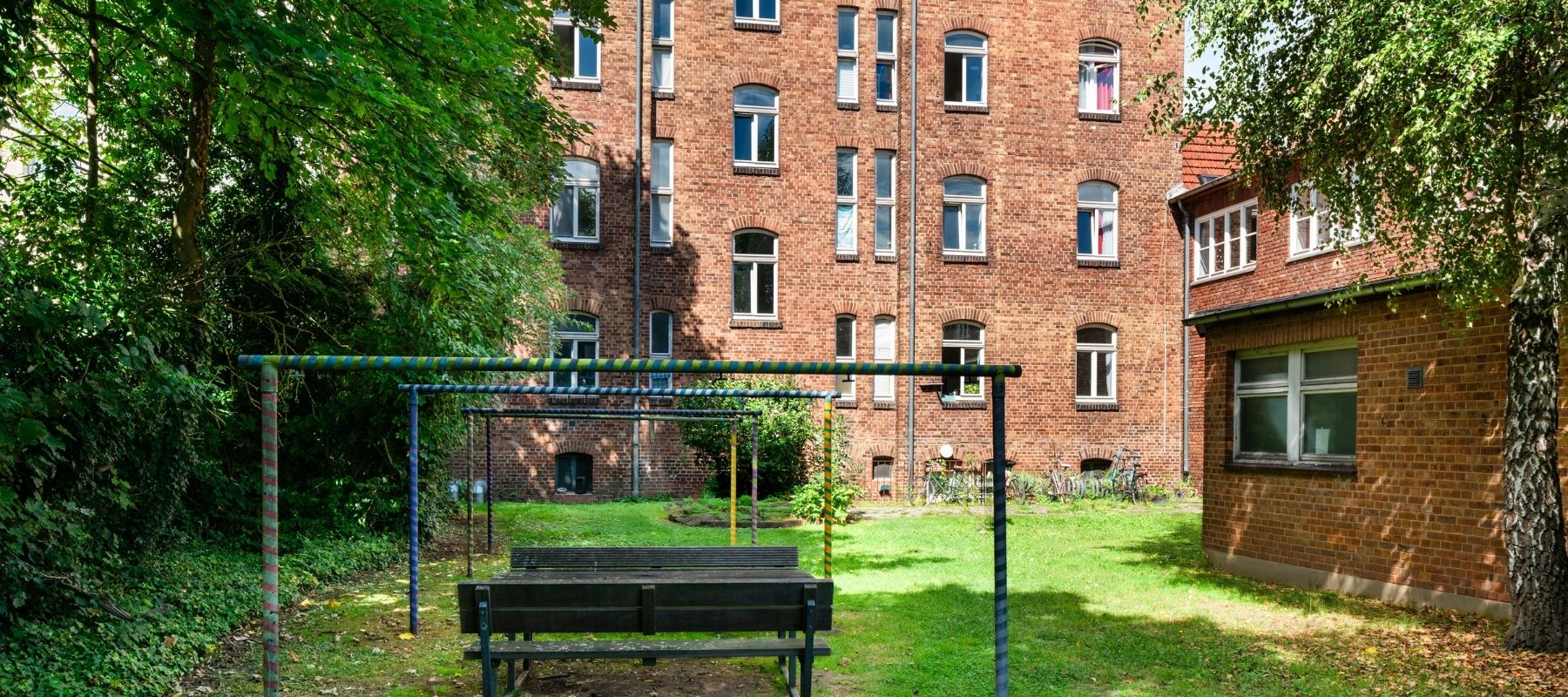 Der Garten auf der Rückseite der Hegelsbergstraße 20. Zu sehen sind Sitzgelegenheiten und Möglichkeiten, Wäsche aufzuhängen.