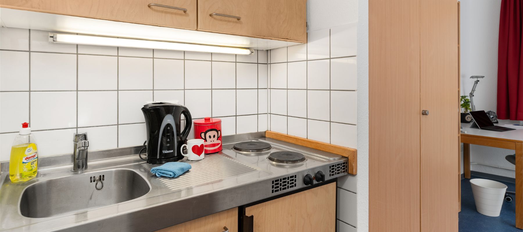 Küchenzeile in einem Einzelapartment.