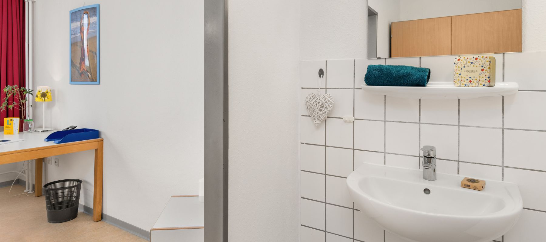 Waschbecken eines WG-Einzelzimmers. Am Rand zu sehen ist der weitere Raum, der einen Schreibtisch zeigt.