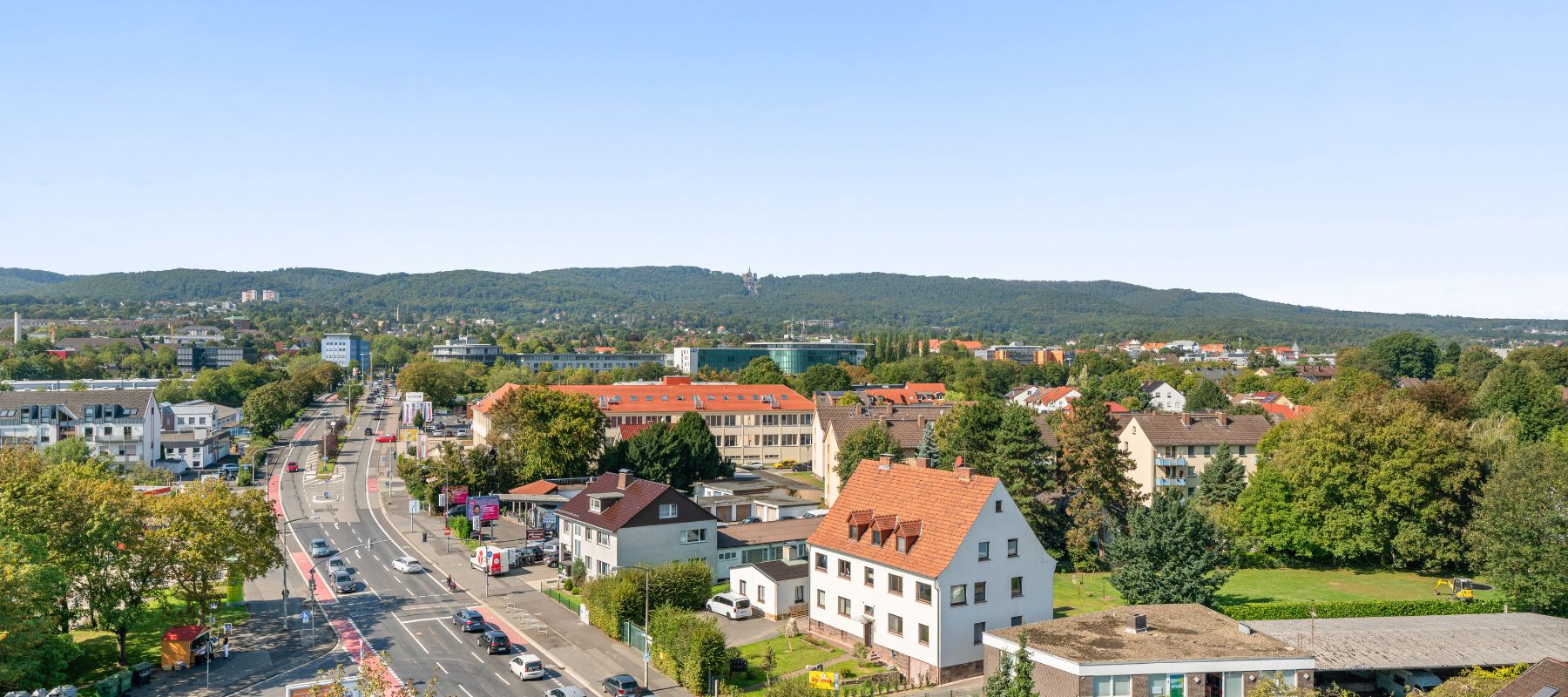 Blick von der obersten Etage des Wohnheims auf die Stadt und den Wald in der Nähe.