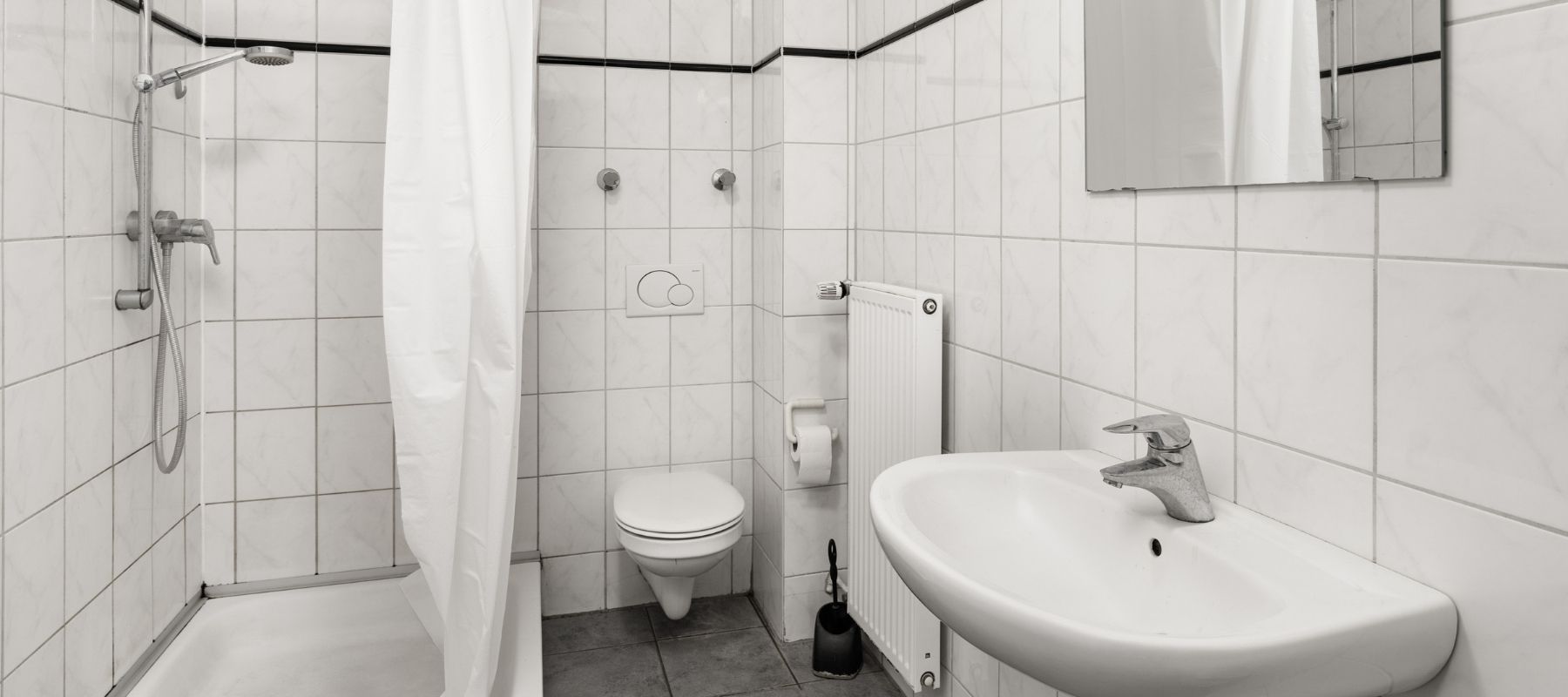 WG-Bad mit Dusche, Toilette, Waschbecken.
