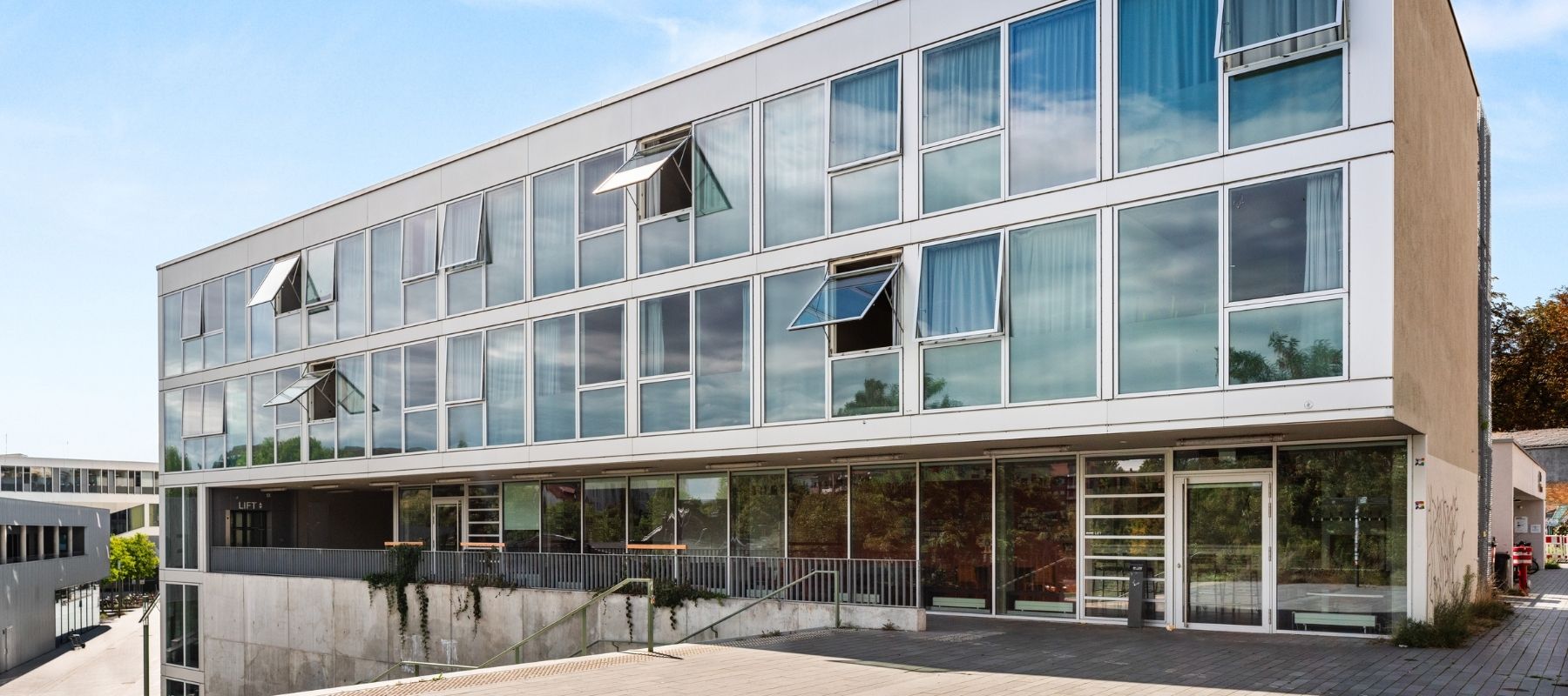 Außenansicht des Begegnungsraums im Max Kade Haus, der sich auf der obere Ebene im Norden des Max Kade Hauses befindet.