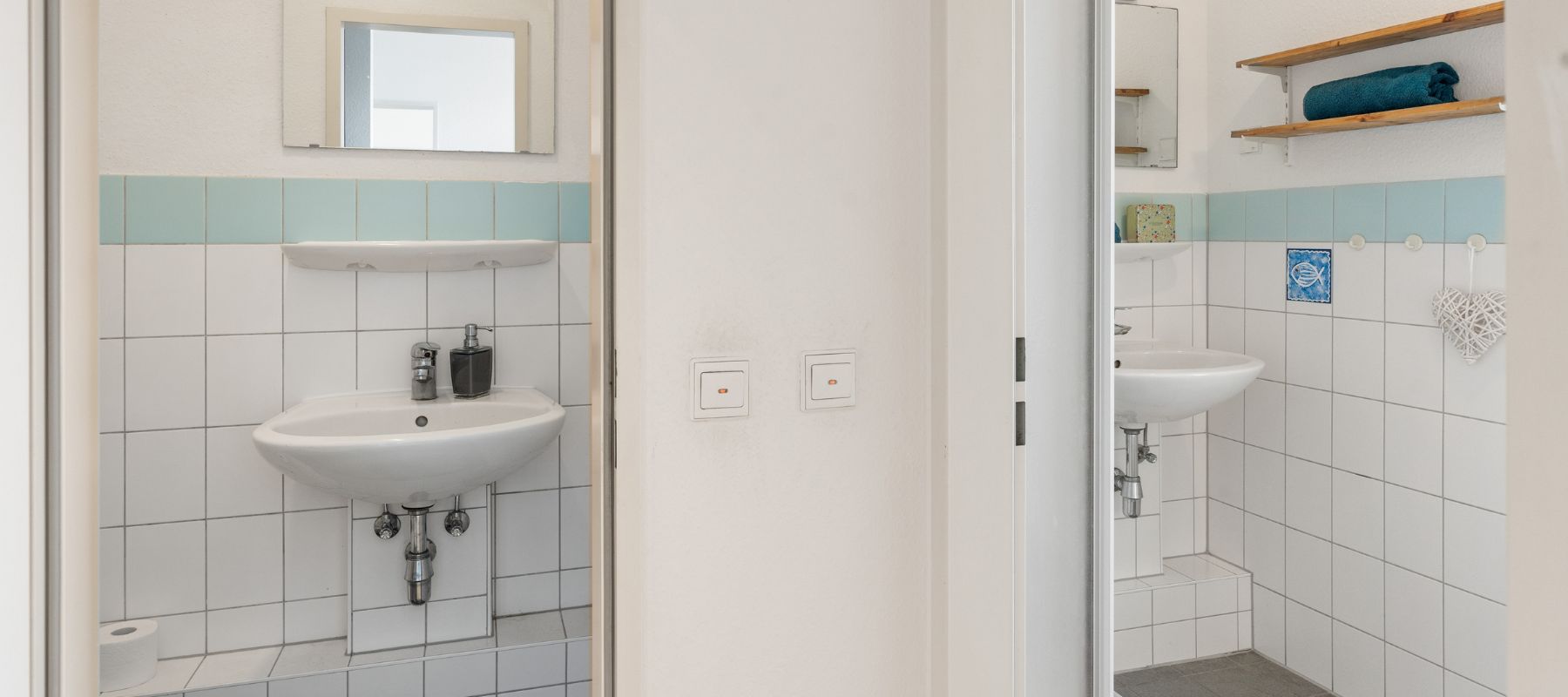 Gemeinschaftsbad einer WG. Zu sehen sind separate Toiletten.