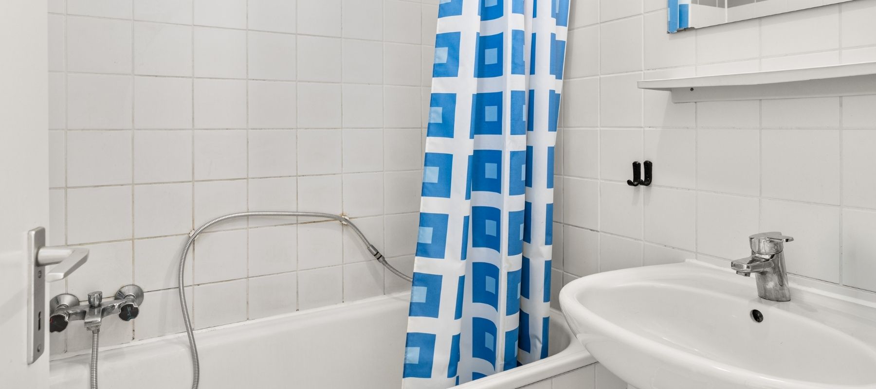 WG-Badezimmer in der Naumburger Straße 15.  Zu sehen sind eine Badewanne und ein Waschbecken.