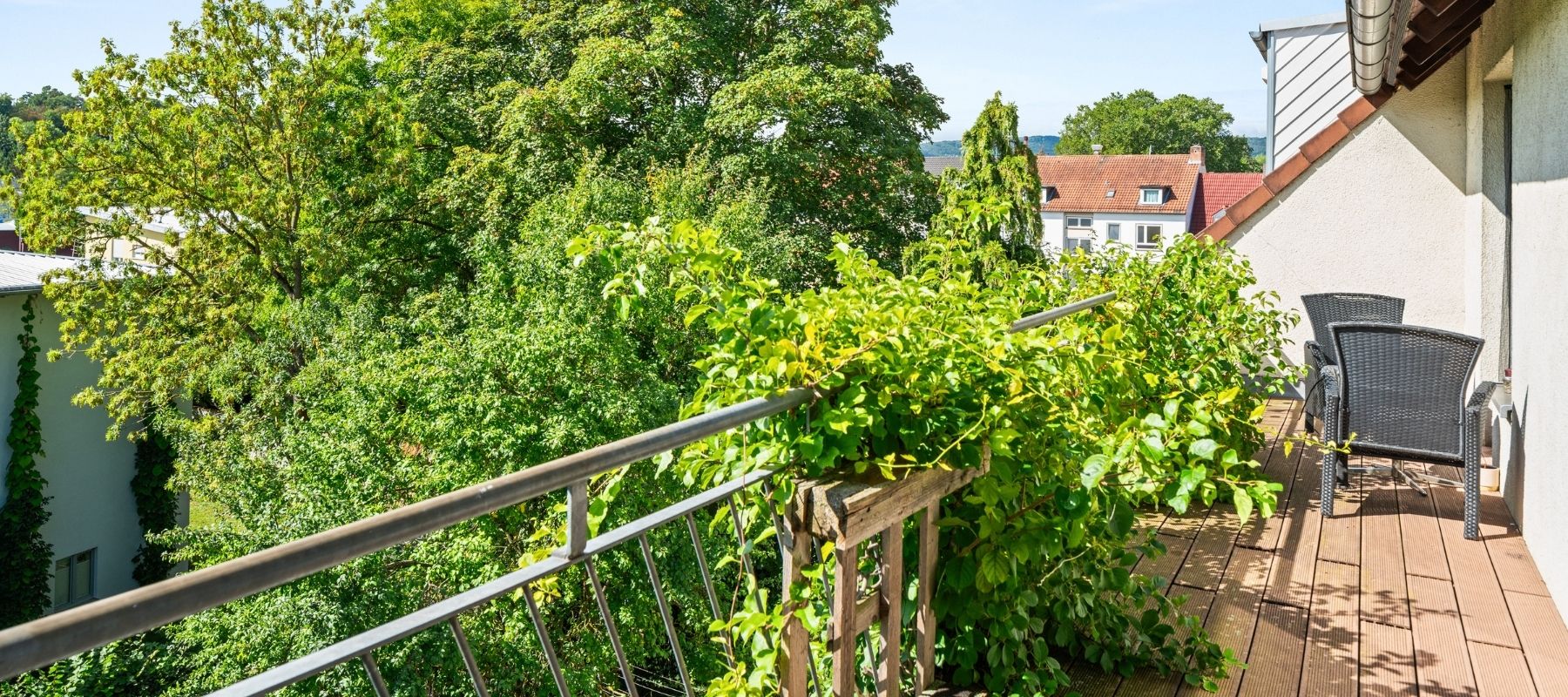 Balkon der Naumburger Straße 13 mit Blick auf einen Baum und die umliegenden Häuser.