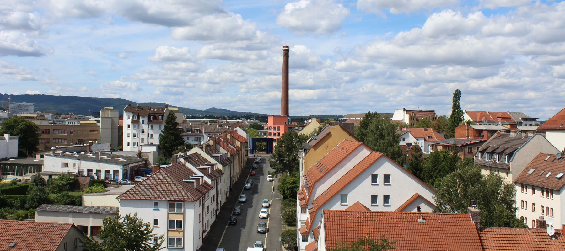 Fernblick aus den oberen Stockwerken des Wohnheims. Zu sehen ist der etwa 250 Meter entfernte Campus Holländischer Platz.