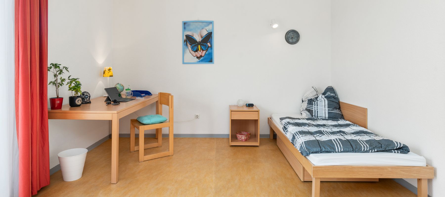 Einzelzimmer in WG: Zu sehen sind Schreibtisch mit Stuhl, ein Bett und ein Beistelltisch.