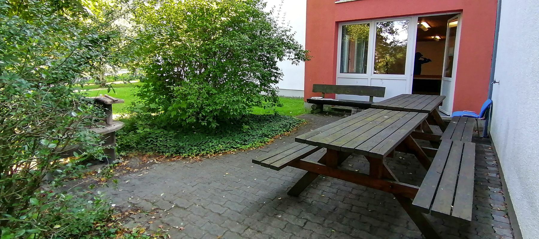 Außenbereich mit Grillplatz am Wohnheim.