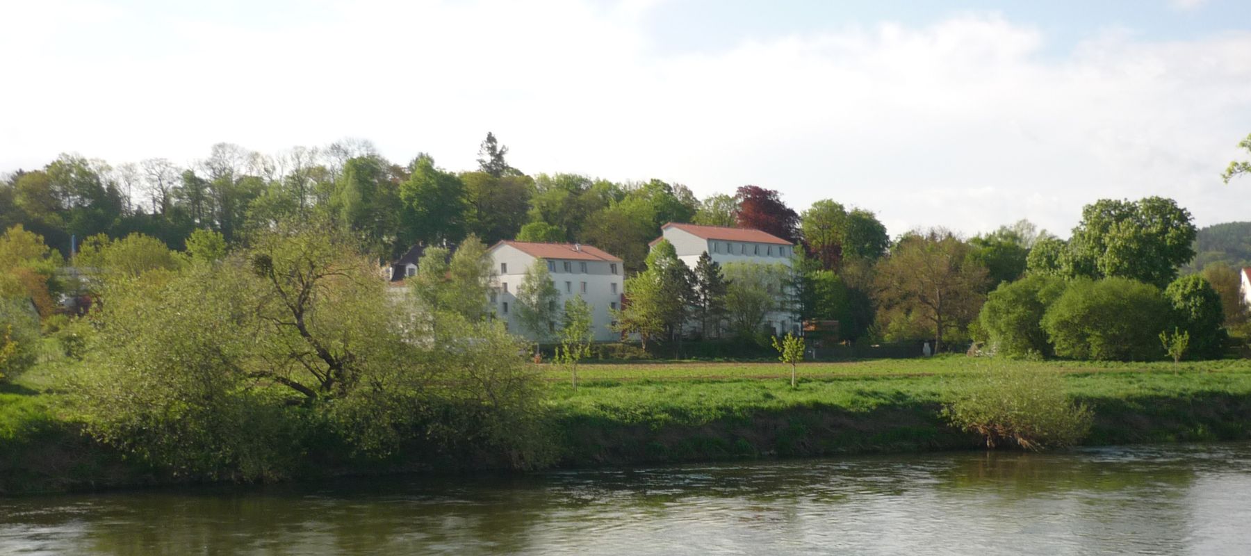 Blick vom gegenüberliegenden Ufer des Flusses Werra auf das Wohnheim.