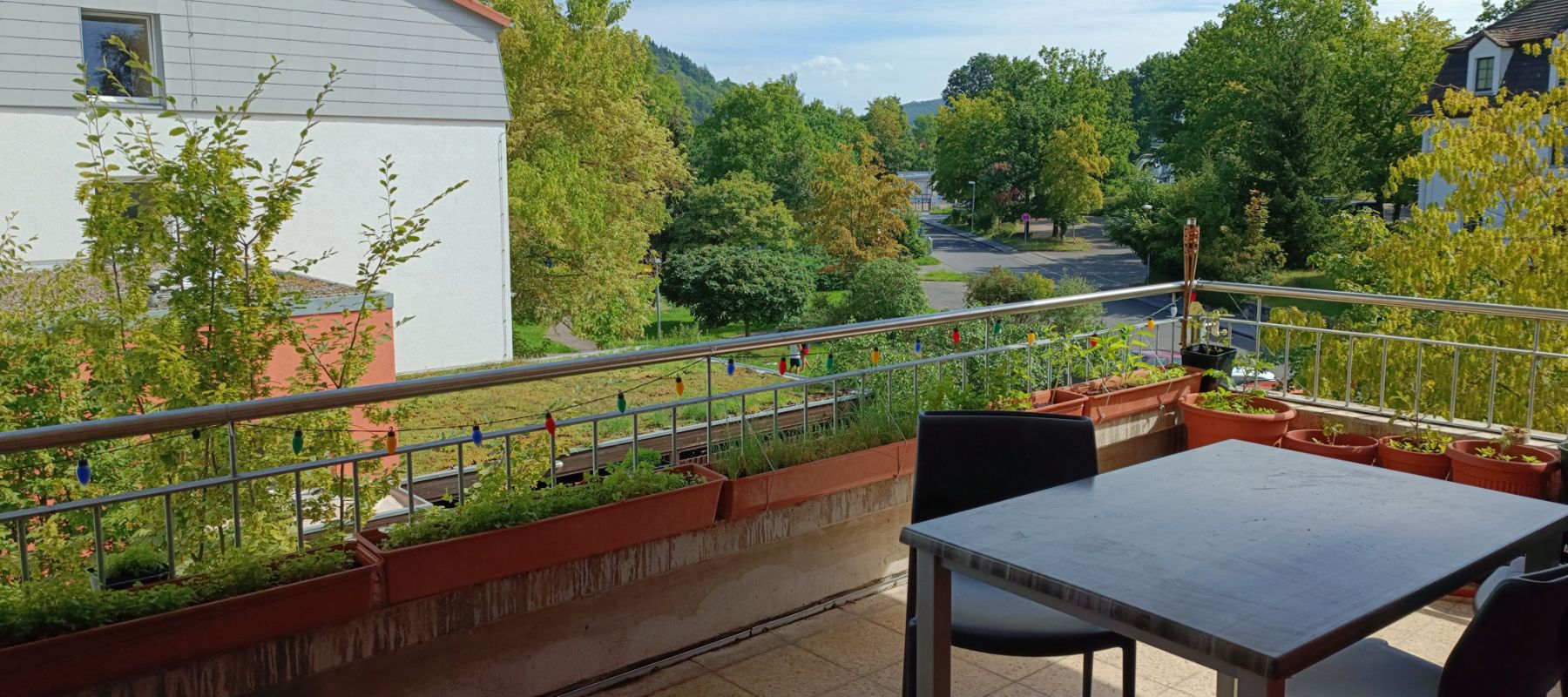 Balkon einer Wohngemeinschaft mit Blick ins Grüne.