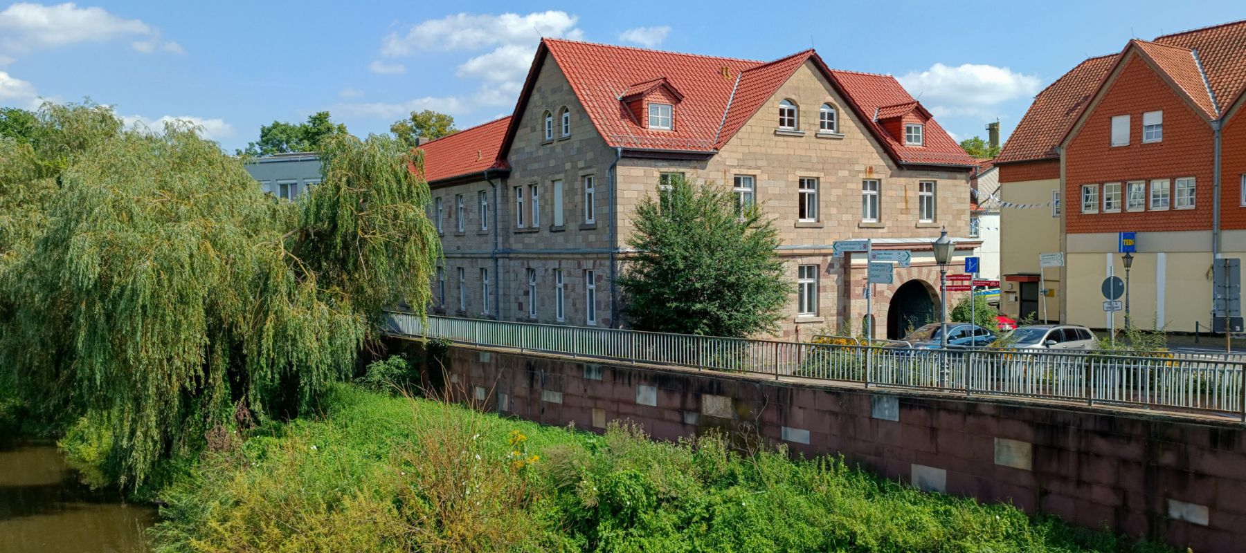 Ansicht des Wohnheims am Fluss.